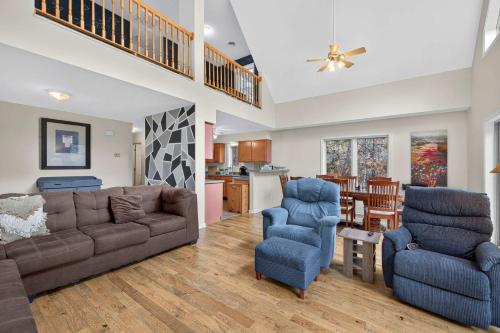 Wooded Cabin Escape w Fire Pit & Family Ready in Berkeley Springs (WV)