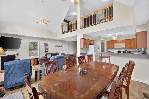 Wooded Cabin Escape w Fire Pit & Family Ready in Berkeley Springs (WV)