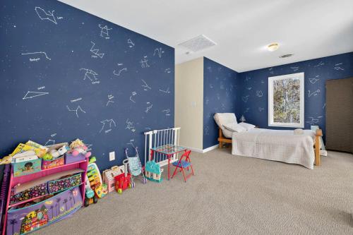 Wooded Cabin Escape w Fire Pit & Family Ready in Berkeley Springs (WV)