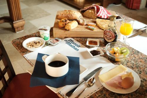 Їжа та напої, Manoir de Mathan - Appartement Prestige Résidentiel (Appartement Prestige Residentiel 3 chambres 3 salles de bain au Manoir de Mathan a Crepon 5 mn d'Arr) in Крепон