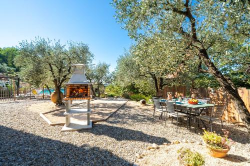 zahrada, Le Baiser du Soleil - Piscine Privée (Le Baiser du Soleil - Piscine Privee) in Mirabel Aux Baronnies