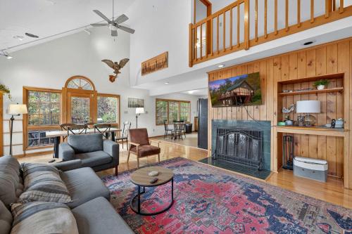Modern Retreat w Hot Tub, Deck & Resort Amenities in Berkeley Springs, USA