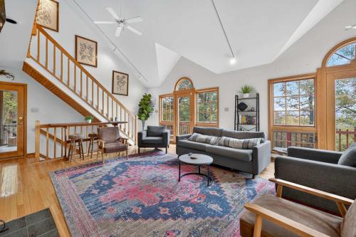 Modern Retreat w Hot Tub, Deck & Resort Amenities in Berkeley Springs, USA