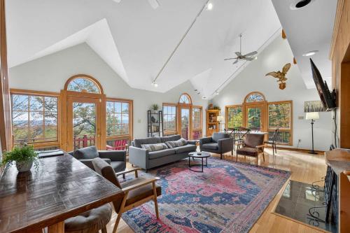 Modern Retreat w Hot Tub, Deck & Resort Amenities in Berkeley Springs, USA