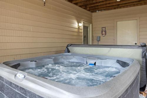 Modern Retreat w Hot Tub, Deck & Resort Amenities in Berkeley Springs, USA