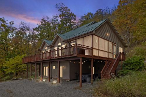 Modern Retreat w Hot Tub, Deck & Resort Amenities in Berkeley Springs, USA