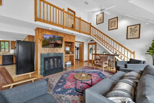 Modern Retreat w Hot Tub, Deck & Resort Amenities in Berkeley Springs, USA