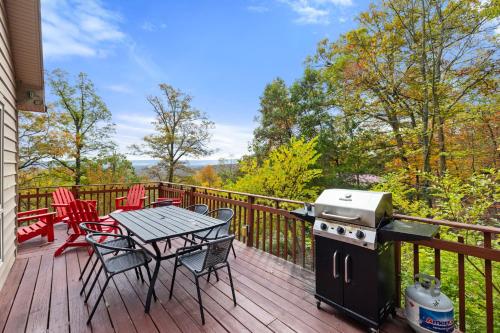 Modern Retreat w Hot Tub, Deck & Resort Amenities in Berkeley Springs, USA