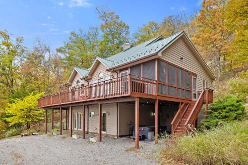 Modern Retreat w Hot Tub, Deck & Resort Amenities in Berkeley Springs, USA