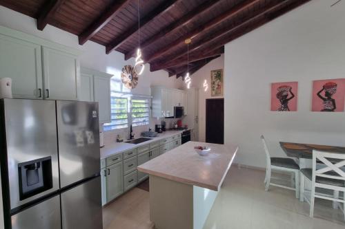 4Bed Condo - Sleeps 8 - Pool Bbq Views Parking in Filipsburgas