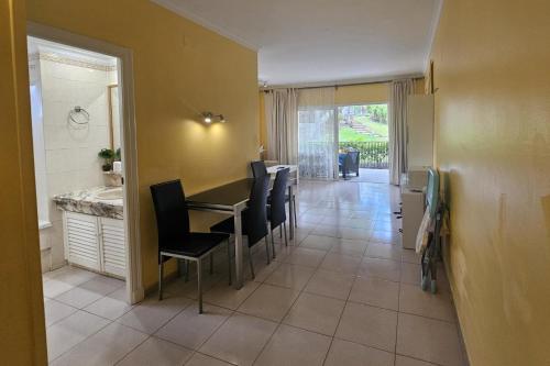 1 Bed Apt Sleeps 5 - Indoor Pool - Free Parking