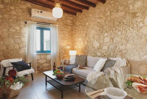 ห้องส่วนกลางสำหรับนั่งเล่น/ดูทีวี, Cottage at The Olive Manor in เปริสทีโรนา