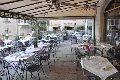 Instalaciones, Hotel du Palais des Papes in Avignon City Center