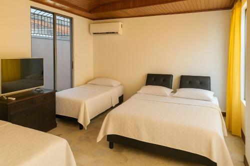 1 queen bed, 3 twin beds