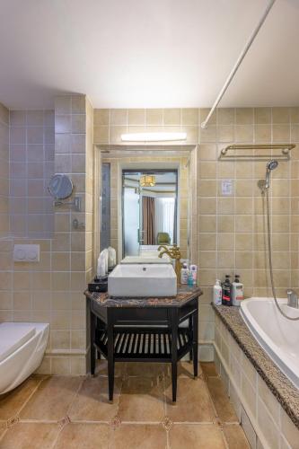 room detail thumbnail 2