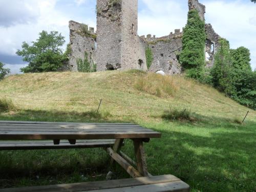 La bâtisse du donjon (La batisse du donjon) in Labarthe-Inard ciems