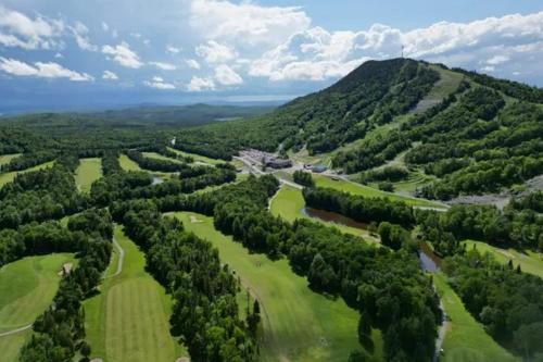 Le POD du Mont ADSTOCK spa ski motoneige VTT plein air arcade in Thetford Mines (QC)