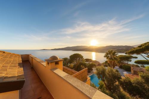 WELCOME RIVIERA - ATTICO SAN FAUSTINO 165 mq più 110 mq di terrazza- IN VILLA 700 ,VISTA MARE STREPITOSA-100 m dalla spiaggia-PARKING ESCLUSIVO