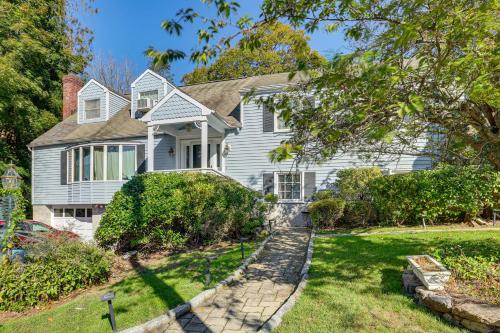 2 Mi to NYC Train WFH-Friendly Greenwich Apt! in กรีนิช (คอนเนตติคัต)