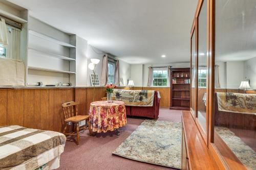 2 Mi to NYC Train WFH-Friendly Greenwich Apt! in กรีนิช (คอนเนตติคัต)