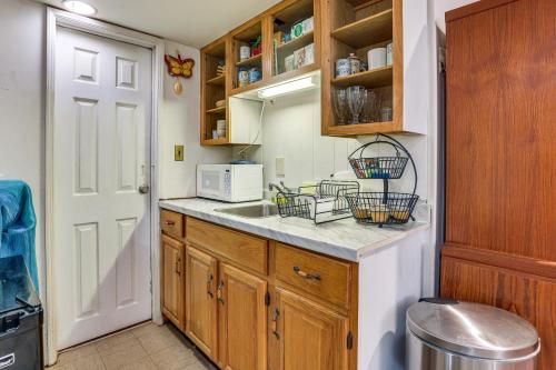 2 Mi to NYC Train WFH-Friendly Greenwich Apt! in กรีนิช (คอนเนตติคัต)