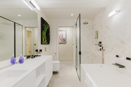 Exquisitely Designed 2BD Flat in South Kensington - image 4