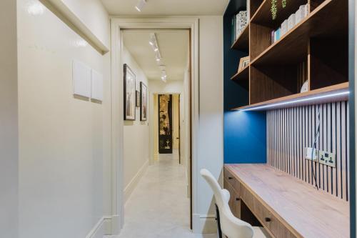Exquisitely Designed 2BD Flat in South Kensington - image 12