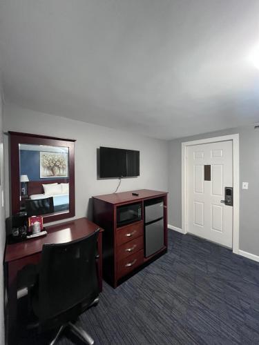 Chaplin Inn & Suites - image 5