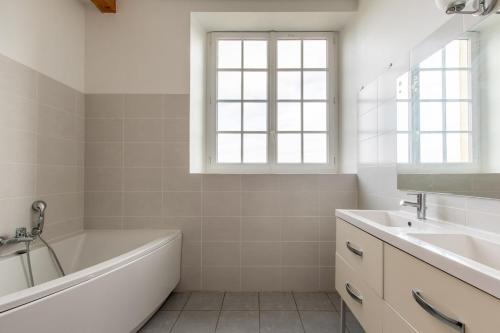 L'ecole De'rive, gite 12 personnes in Saint-Hilaire-Saint-Florent