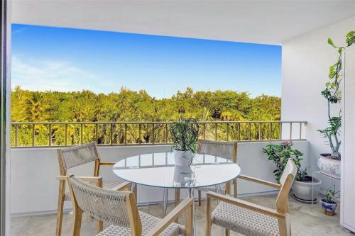 Coastal Two-Bedroom Condo with Balcony in ตีย์ บิสเคย์น (ฟลอริดา)