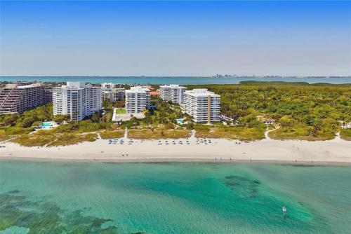 Coastal Two-Bedroom Condo with Balcony in ตีย์ บิสเคย์น (ฟลอริดา)