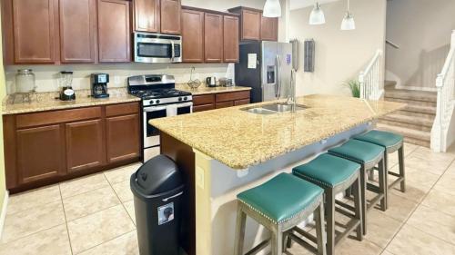Lovely 4BR Home w Pool & BBQ at Solterra - image 5