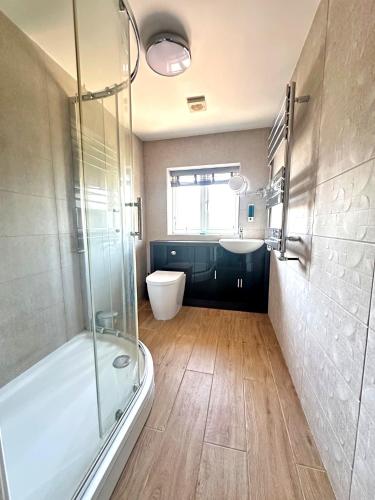Fürdőszoba, Modern 2 Bedroom First Floor Apartment, Free Parking, Woking in Moffat