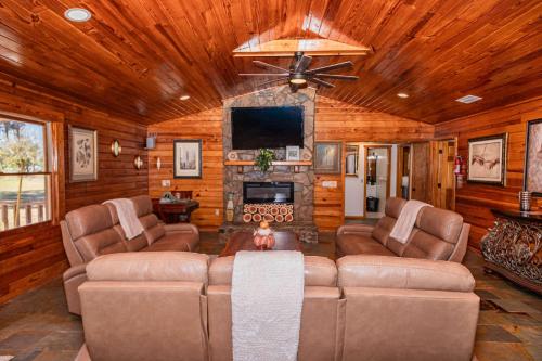 Beautiful Log Home 5mi from Suwanee Music Park in Live Oak (Florida)