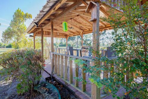 Beautiful Log Home 5mi from Suwanee Music Park in Live Oak (Florida)