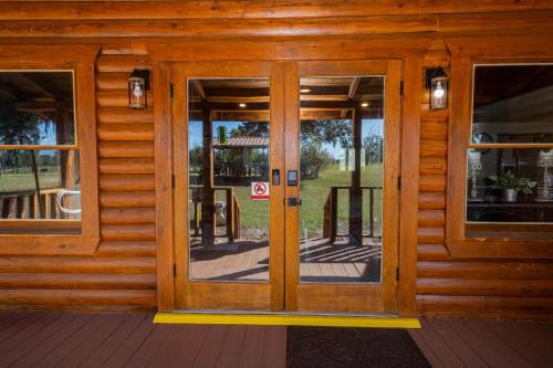 Beautiful Log Home 5mi from Suwanee Music Park in Live Oak (Florida)