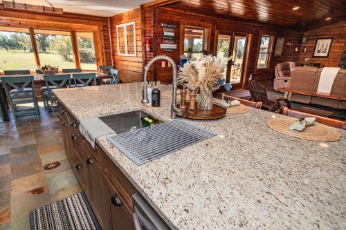 Beautiful Log Home 5mi from Suwanee Music Park in Live Oak (Florida)
