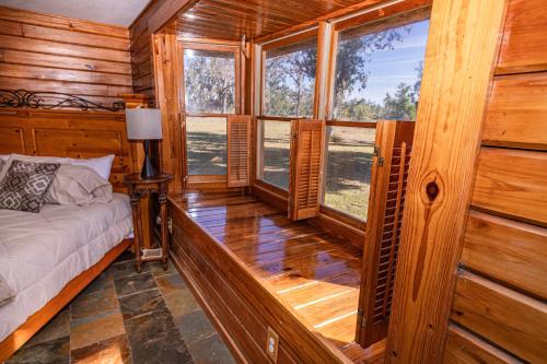 Beautiful Log Home 5mi from Suwanee Music Park in Live Oak (Florida)