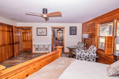 Beautiful Log Home 5mi from Suwanee Music Park in Live Oak (Florida)
