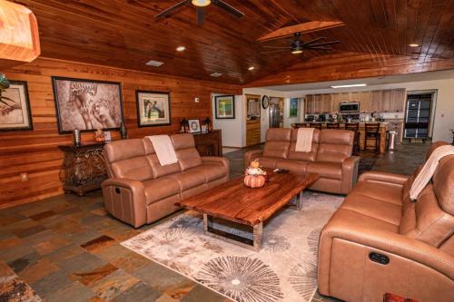 Beautiful Log Home 5mi from Suwanee Music Park in Live Oak (Florida)
