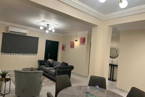 3 Bed Apartment Sleeps 6 - EnSuites Parking Wifi – khách sạn tại Sussex
