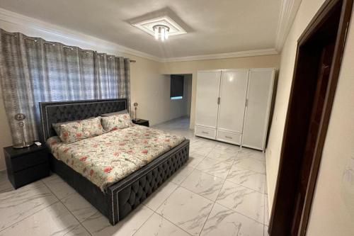 3 Bed Apartment Sleeps 6 - Parking Patio Wifi – khách sạn tại Thị trấn Bureh