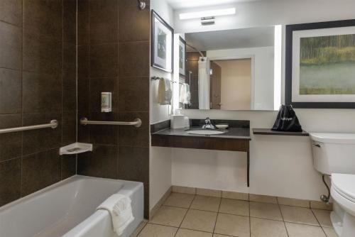 Best Western Dawson Creek - 화장실