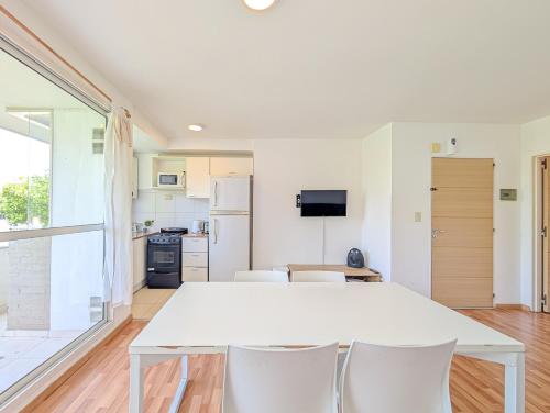 Full equipado con fast wifi y balcon - cerca de facultad de medicina o terminal omnibus in Luis Agote