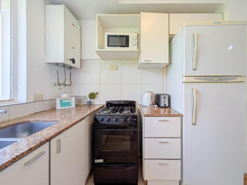 Full equipado con fast wifi y balcon - cerca de facultad de medicina o terminal omnibus in Luis Agote