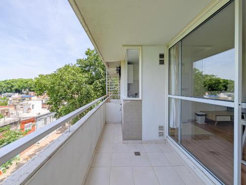 Full equipado con fast wifi y balcon - cerca de facultad de medicina o terminal omnibus in Luis Agote