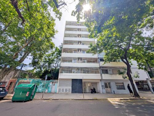 Full equipado con fast wifi y balcon - cerca de facultad de medicina o terminal omnibus in Luis Agote