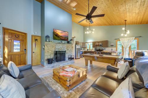 Gatlinburg Mountain Cabin with Hot Tub, Deck and Games in Gatlinburg, USA