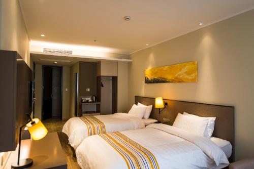 Home Inn Plus Nanjing Longjiang Dinghuaimen The 3-star Home Inn Plus Nanjing Longjiang Dinghuaimen offers comfort and convenience whether youre on business or holiday in Nanjing. Both business travelers and tourists can enjoy the propertys fa