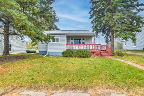 Walk to Restaurant & Bar: Home w/ Deck in Gary